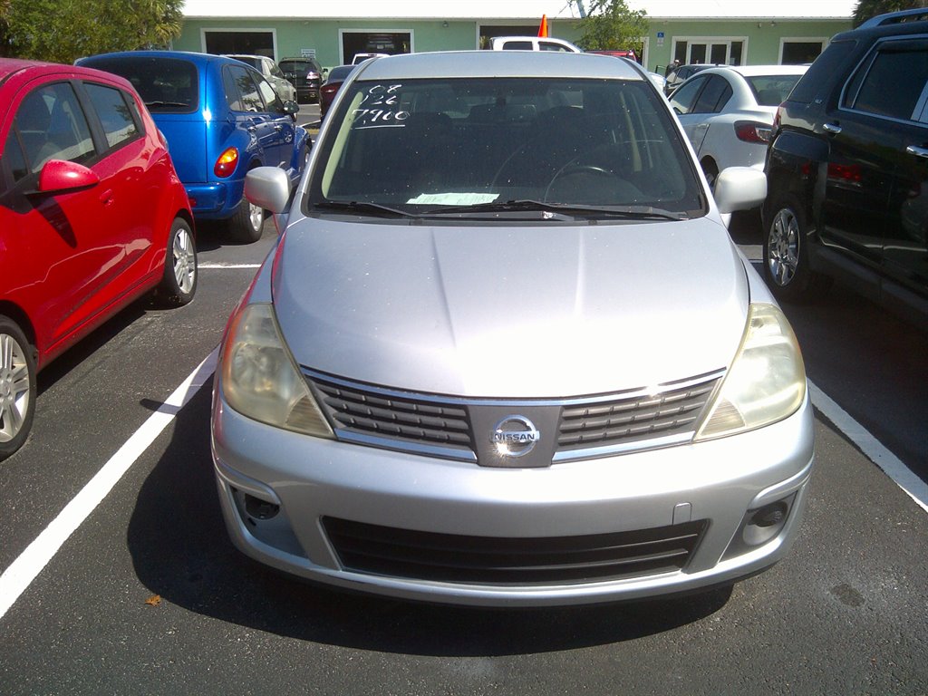 2008 Nissan Versa SL's photo