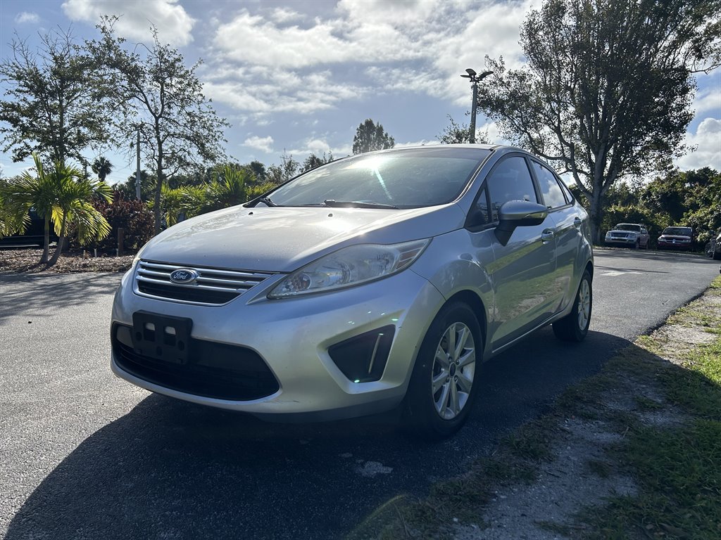 2013 Ford Fiesta SE Sedan's photo
